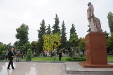 Azərbaycan Prezidenti Şəkidə ümummilli lider Heydər Əliyevin abidəsini ziyarət edib (FOTO)