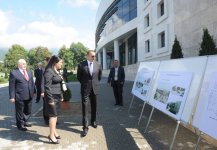 İlham Əliyev Qəbələ Mədəniyyət Evinin yeni tikilmiş binasında görülən son tamamlama işlərinin gedişi ilə tanış olub (FOTO)
