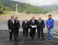 İlham Əliyev "Tufan" dağ-xizək yay-qış istirahət kompleksində işlərin gedişi ilə tanış olub (FOTO)
