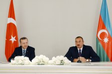 Prezident İlham Əliyev: Azərbaycanın daxili prosedurları tamamlanandan sonra Türkiyə vətəndaşları ölkəmizə vizasız gələ bilərlər (FOTO)