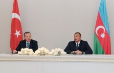 Prezident İlham Əliyev: Azərbaycanın daxili prosedurları tamamlanandan sonra Türkiyə vətəndaşları ölkəmizə vizasız gələ bilərlər (FOTO)