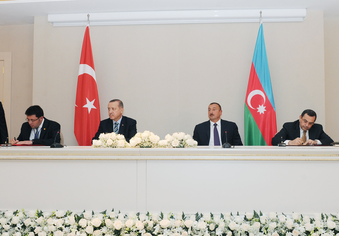 Azərbaycan-Türkiyə sənədləri imzalanıb (FOTO)