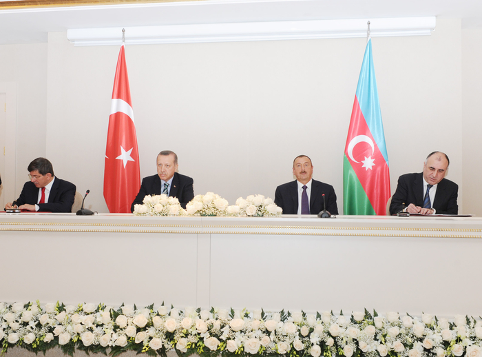 Azərbaycan-Türkiyə sənədləri imzalanıb (FOTO)