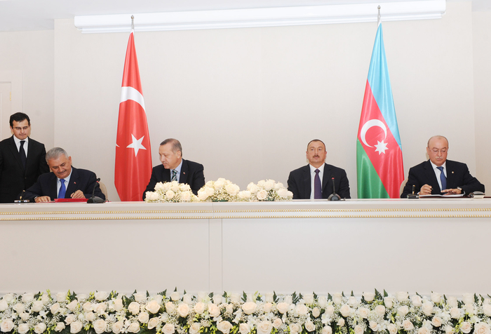 Azərbaycan-Türkiyə sənədləri imzalanıb (FOTO)