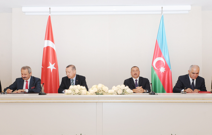 Azərbaycan-Türkiyə sənədləri imzalanıb (FOTO)