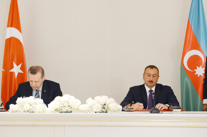 Azərbaycan-Türkiyə sənədləri imzalanıb (FOTO)
