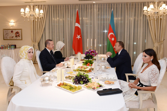 Azərbaycan Prezidenti və xanımı adından Türkiyənin Baş nazirinə rəsmi ziyafət verilib