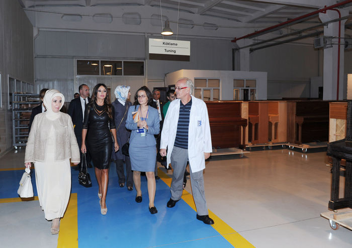 Azərbaycanın birinci xanımı və Türkiyə Baş nazirinin xanımı "Beltmann" piano fabriki ilə tanış olublar (FOTO)