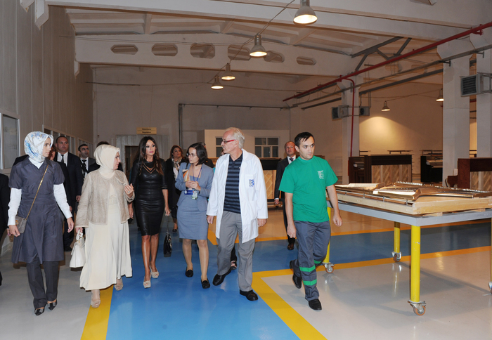 Azərbaycanın birinci xanımı və Türkiyə Baş nazirinin xanımı "Beltmann" piano fabriki ilə tanış olublar (FOTO)