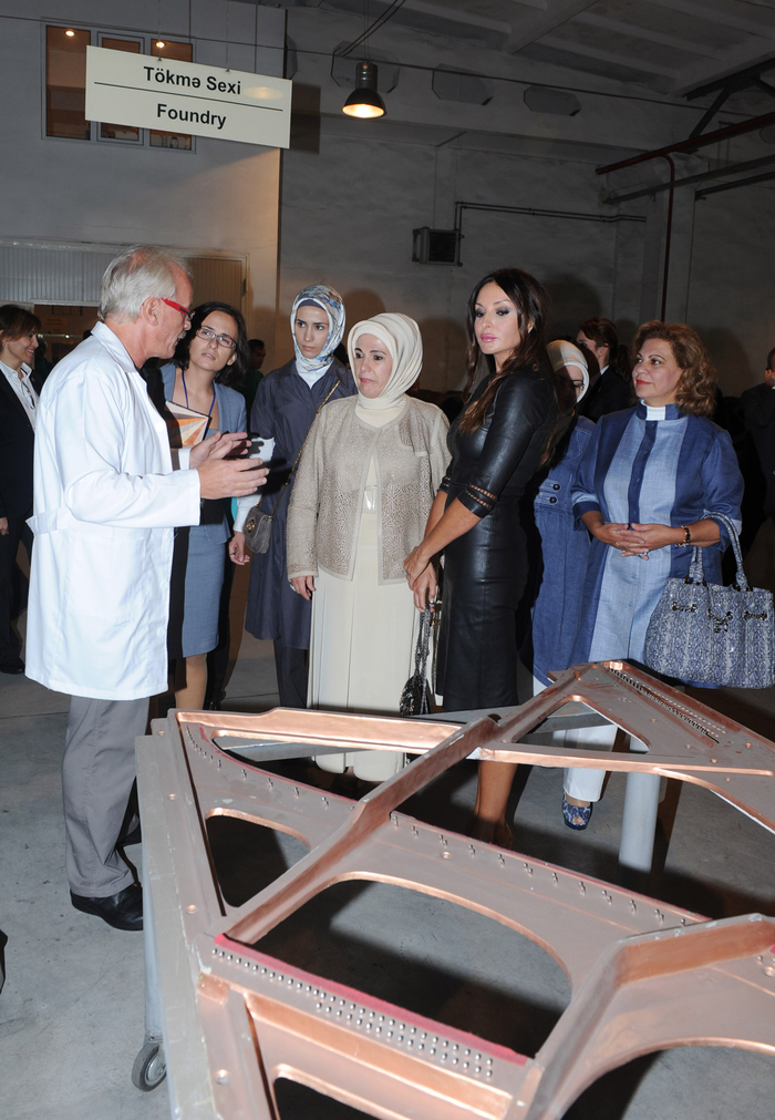 Azərbaycanın birinci xanımı və Türkiyə Baş nazirinin xanımı "Beltmann" piano fabriki ilə tanış olublar (FOTO)
