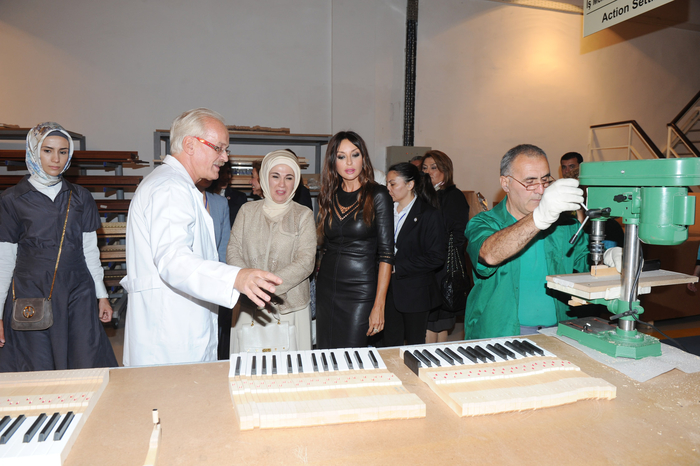 Azərbaycanın birinci xanımı və Türkiyə Baş nazirinin xanımı "Beltmann" piano fabriki ilə tanış olublar (FOTO)