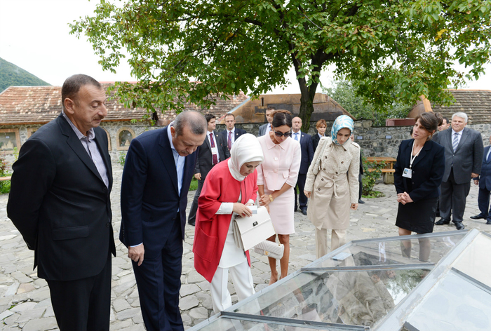 İlham Əliyev və Rəcəb Tayyib Ərdoğan Şəkinin Kiş kəndindəki Alban məbədi ilə tanış olublar (FOTO)