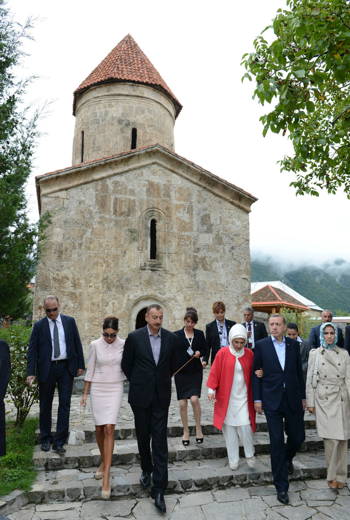 İlham Əliyev və Rəcəb Tayyib Ərdoğan Şəkinin Kiş kəndindəki Alban məbədi ilə tanış olublar (FOTO)