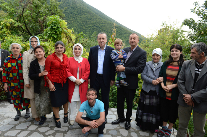 İlham Əliyev və Rəcəb Tayyib Ərdoğan Şəkinin Kiş kəndindəki Alban məbədi ilə tanış olublar (FOTO)