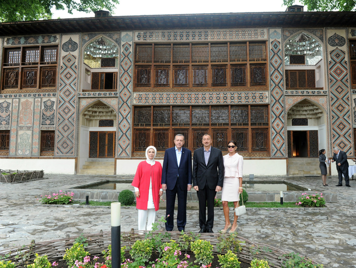 Azərbaycan Prezidenti və Türkiyənin Baş naziri Şəki Xan sarayı ilə tanış olublar (FOTO)