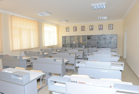 Prezident İlham Əliyev və xanımı Bakıda 242 nömrəli orta məktəbin əsaslı təmir və yenidənqurma işlərindən sonrakı vəziyyəti ilə tanış olublar (FOTO)