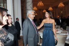 Azərbaycanın birinci xanımı “Christie’s” hərrac evinin Bakıda ilk sərgisinin açılış mərasimində iştirak edib (FOTO)