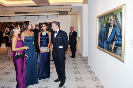 Azərbaycanın birinci xanımı “Christie’s” hərrac evinin Bakıda ilk sərgisinin açılış mərasimində iştirak edib (FOTO)