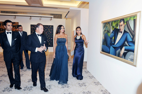 Azərbaycanın birinci xanımı “Christie’s” hərrac evinin Bakıda ilk sərgisinin açılış mərasimində iştirak edib (FOTO)