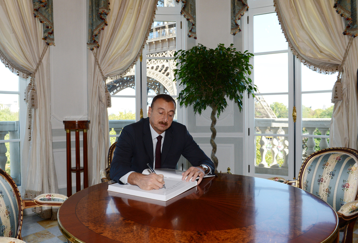 Prezident İlham Əliyev və xanımı Parisdə Azərbaycan Mədəniyyət Mərkəzinin açılışında iştirak ediblər (FOTO)