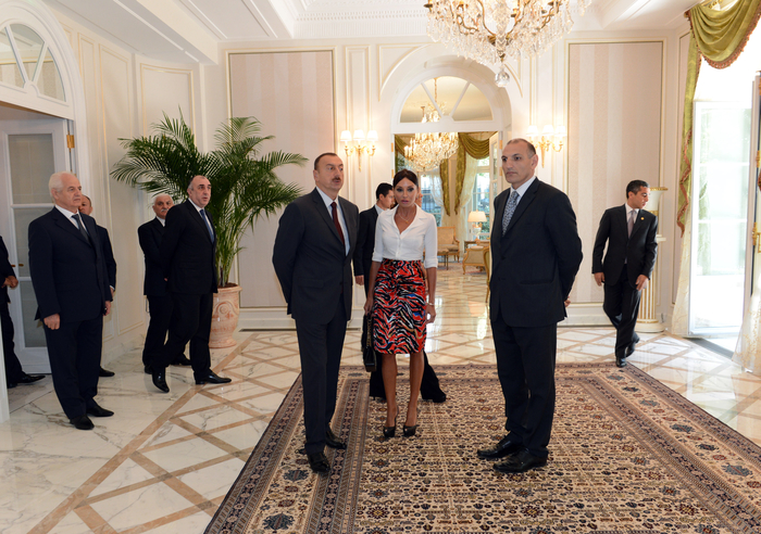 Prezident İlham Əliyev və xanımı Parisdə Azərbaycan Mədəniyyət Mərkəzinin açılışında iştirak ediblər (FOTO)