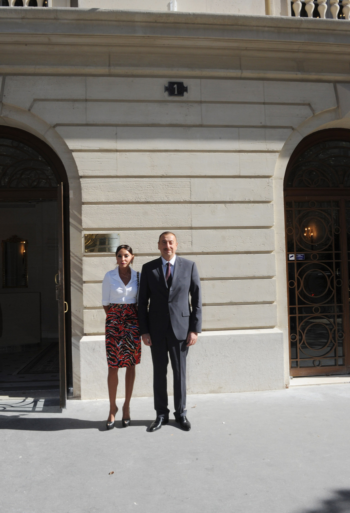 Prezident İlham Əliyev və xanımı Parisdə Azərbaycan Mədəniyyət Mərkəzinin açılışında iştirak ediblər (FOTO)