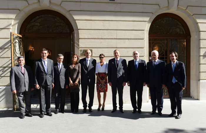 Prezident İlham Əliyev və xanımı Parisdə Azərbaycan Mədəniyyət Mərkəzinin açılışında iştirak ediblər (FOTO)