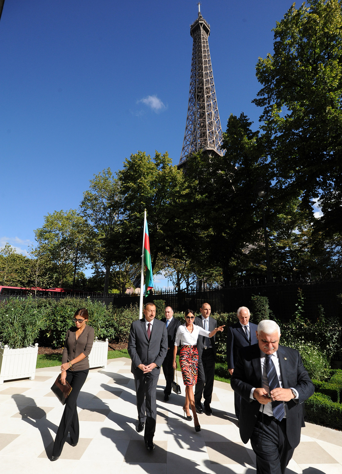 Prezident İlham Əliyev və xanımı Parisdə Azərbaycan Mədəniyyət Mərkəzinin açılışında iştirak ediblər (FOTO)