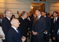 İlham Əliyev və xanımı Parisdə Azərbaycan Mədəniyyət Mərkəzinin açılışına həsr olunmuş qəbulda iştirak ediblər (FOTO)