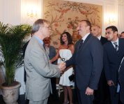 İlham Əliyev və xanımı Parisdə Azərbaycan Mədəniyyət Mərkəzinin açılışına həsr olunmuş qəbulda iştirak ediblər (FOTO)