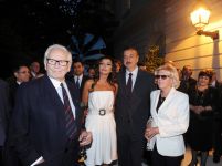 İlham Əliyev və xanımı Parisdə Azərbaycan Mədəniyyət Mərkəzinin açılışına həsr olunmuş qəbulda iştirak ediblər (FOTO)