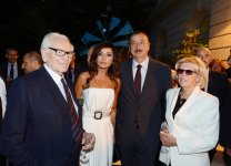 İlham Əliyev və xanımı Parisdə Azərbaycan Mədəniyyət Mərkəzinin açılışına həsr olunmuş qəbulda iştirak ediblər (FOTO)