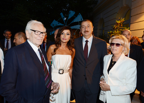 İlham Əliyev və xanımı Parisdə Azərbaycan Mədəniyyət Mərkəzinin açılışına həsr olunmuş qəbulda iştirak ediblər (FOTO)