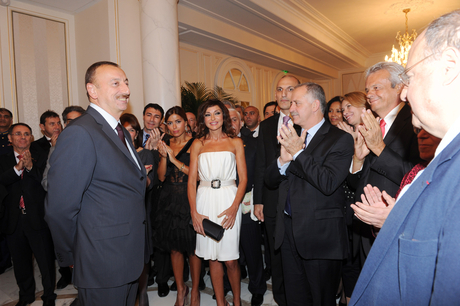 İlham Əliyev və xanımı Parisdə Azərbaycan Mədəniyyət Mərkəzinin açılışına həsr olunmuş qəbulda iştirak ediblər (FOTO)