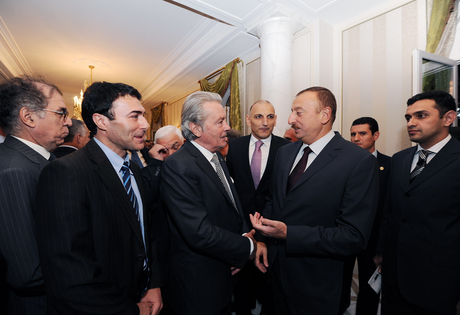 İlham Əliyev və xanımı Parisdə Azərbaycan Mədəniyyət Mərkəzinin açılışına həsr olunmuş qəbulda iştirak ediblər (FOTO)