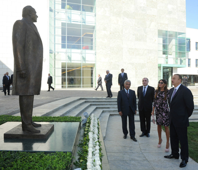 Prezident İlham Əliyev və xanımı Azərbaycan Diplomatik Akademiyasının yeni tədris kompleksinin açılışında iştirak edib (FOTO)