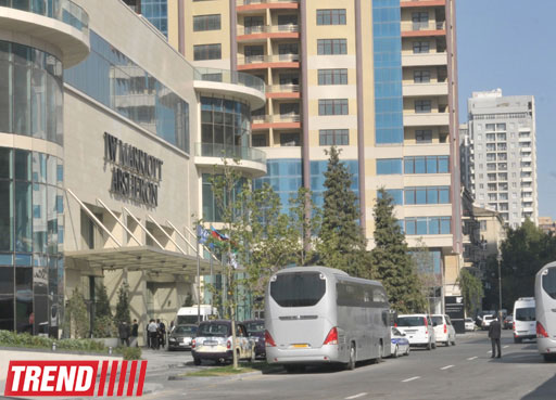 Cennifer Lopez məşq etmək üçün Tofiq Bəhramov stadionuna gedir (FOTO)