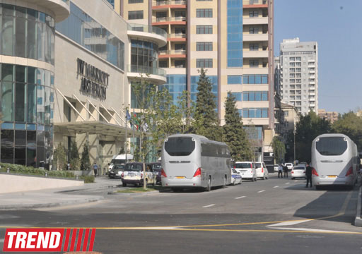Cennifer Lopez məşq etmək üçün Tofiq Bəhramov stadionuna gedir (FOTO)