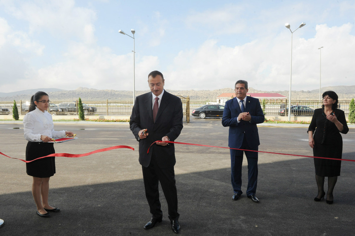 Azərbaycan Prezidenti Qobustan qəsəbəsində orta məktəbin açılışında iştirak edib (FOTO)