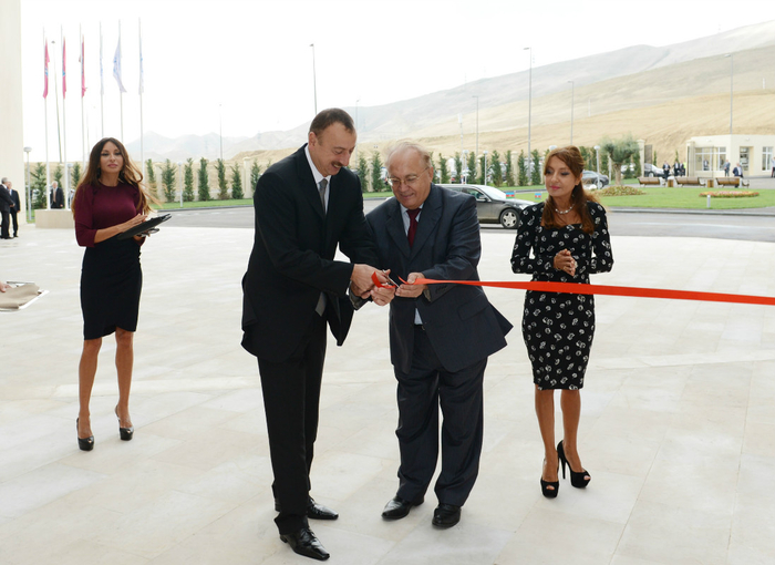 Azərbaycan Prezidenti və xanımı Moskva Dövlət Universitetinin Bakı filialının yeni tədris kompleksinin açılışında iştirak ediblər (FOTO)