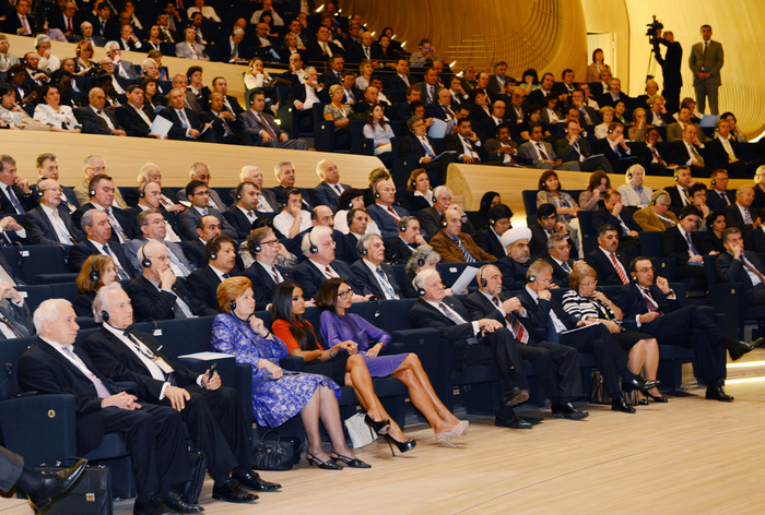 Azərbaycan Prezidenti və xanımı II Bakı Beynəlxalq Humanitar Forumunun açılış mərasimində iştirak ediblər (FOTO)