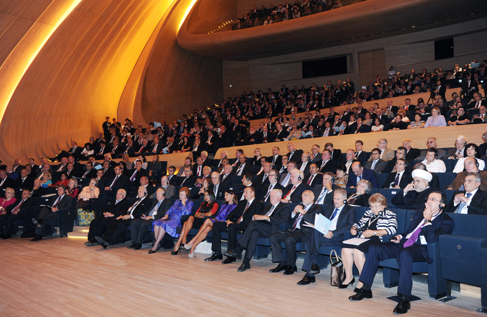 Azərbaycan Prezidenti və xanımı II Bakı Beynəlxalq Humanitar Forumunun açılış mərasimində iştirak ediblər (FOTO)