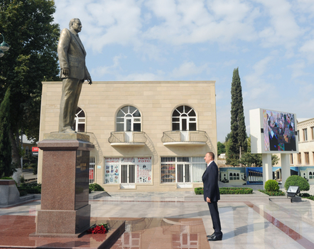 Prezident İlham Əliyev Tərtərdə ümummilli lider Heydər Əliyevin abidəsini ziyarət edib (FOTO)