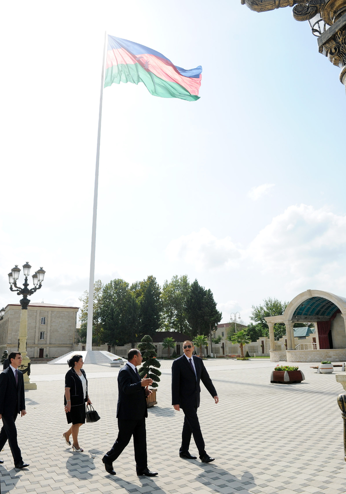 İlham Əliyev Bərdədə yenidən qurulmuş mərkəzi istirahət parkı ilə tanış olub (FOTO)