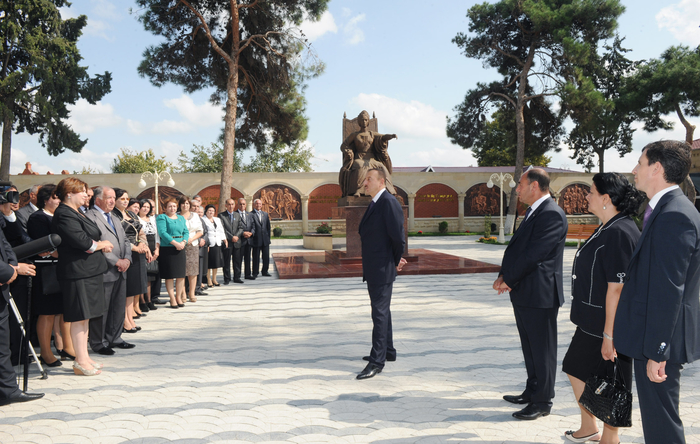 İlham Əliyev Bərdədə yenidən qurulmuş mərkəzi istirahət parkı ilə tanış olub (FOTO)