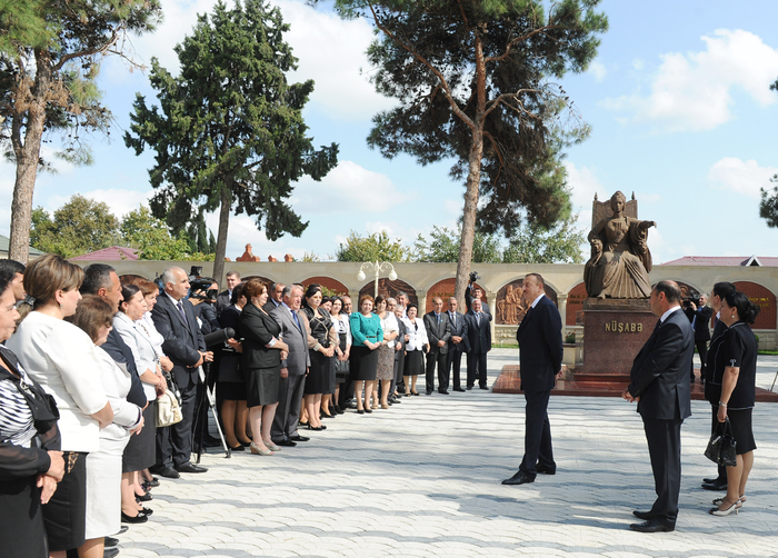 İlham Əliyev Bərdədə yenidən qurulmuş mərkəzi istirahət parkı ilə tanış olub (FOTO)