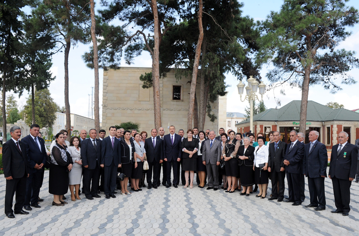 İlham Əliyev Bərdədə yenidən qurulmuş mərkəzi istirahət parkı ilə tanış olub (FOTO)