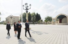 İlham Əliyev Bərdədə yenidən qurulmuş mərkəzi istirahət parkı ilə tanış olub (FOTO)