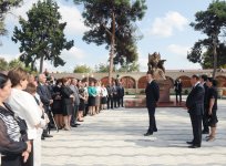 İlham Əliyev Bərdədə yenidən qurulmuş mərkəzi istirahət parkı ilə tanış olub (FOTO)