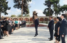 İlham Əliyev Bərdədə yenidən qurulmuş mərkəzi istirahət parkı ilə tanış olub (FOTO)
